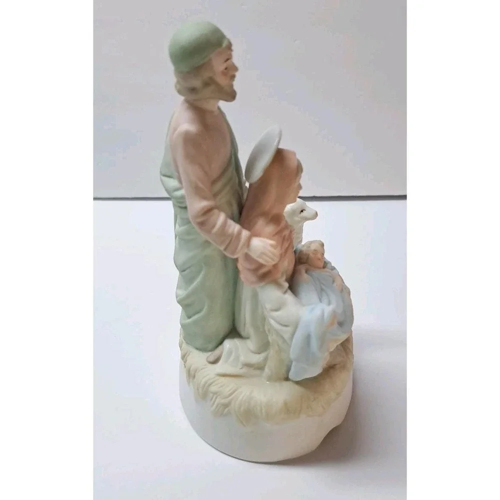 Lefton One Piece Nativity Figurine # 03916 Hand Painted Porcelain Music Box '83
